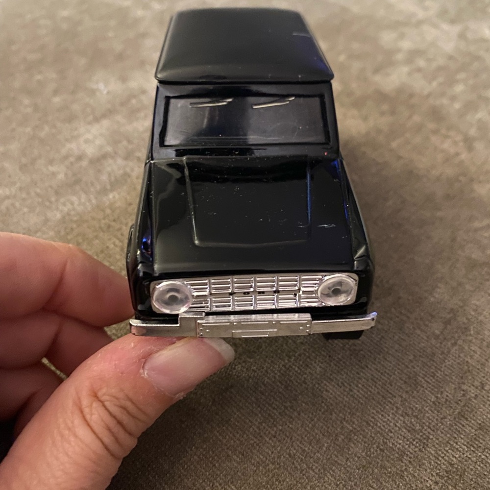 1973 Ford Bronco Black on Black 1:32 Diecast Model - 97051BK - Picture 3 of 5